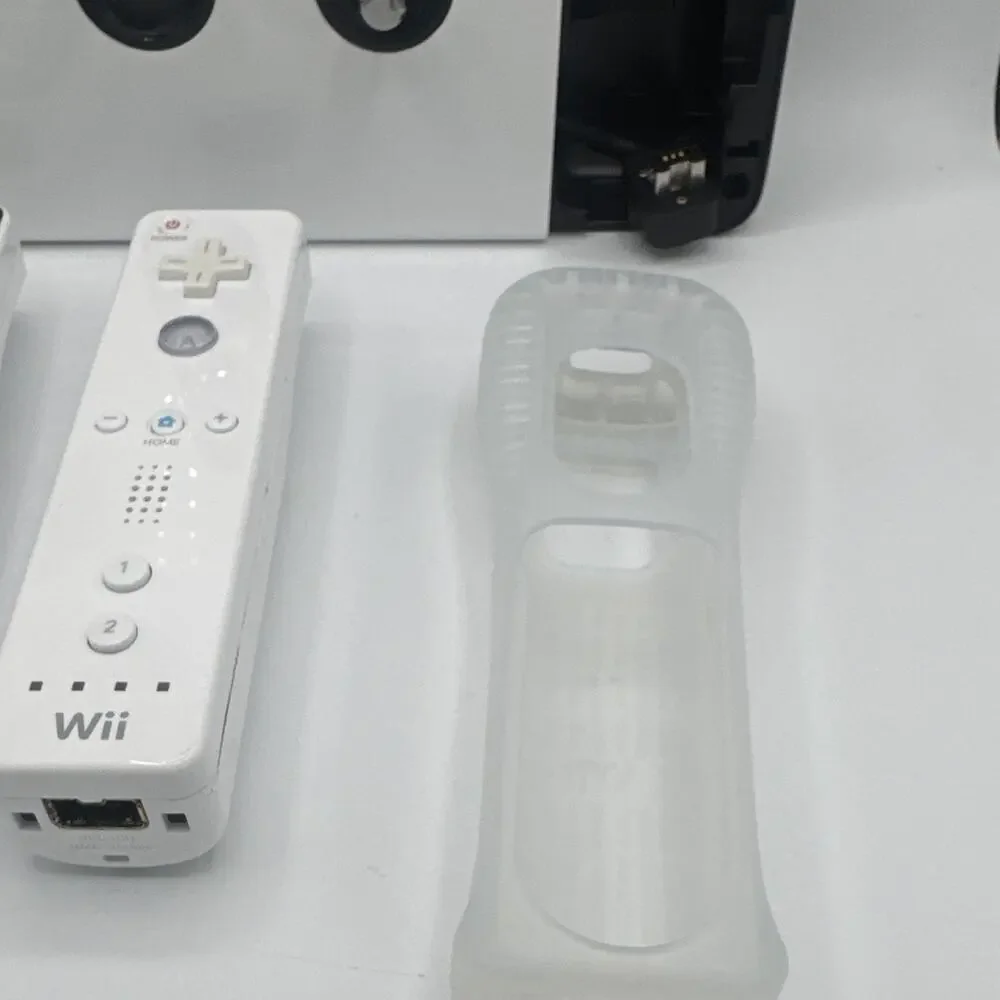 Nintendo Wii Remote RVL-003 Wireless Motion Controllers Black/White + Case